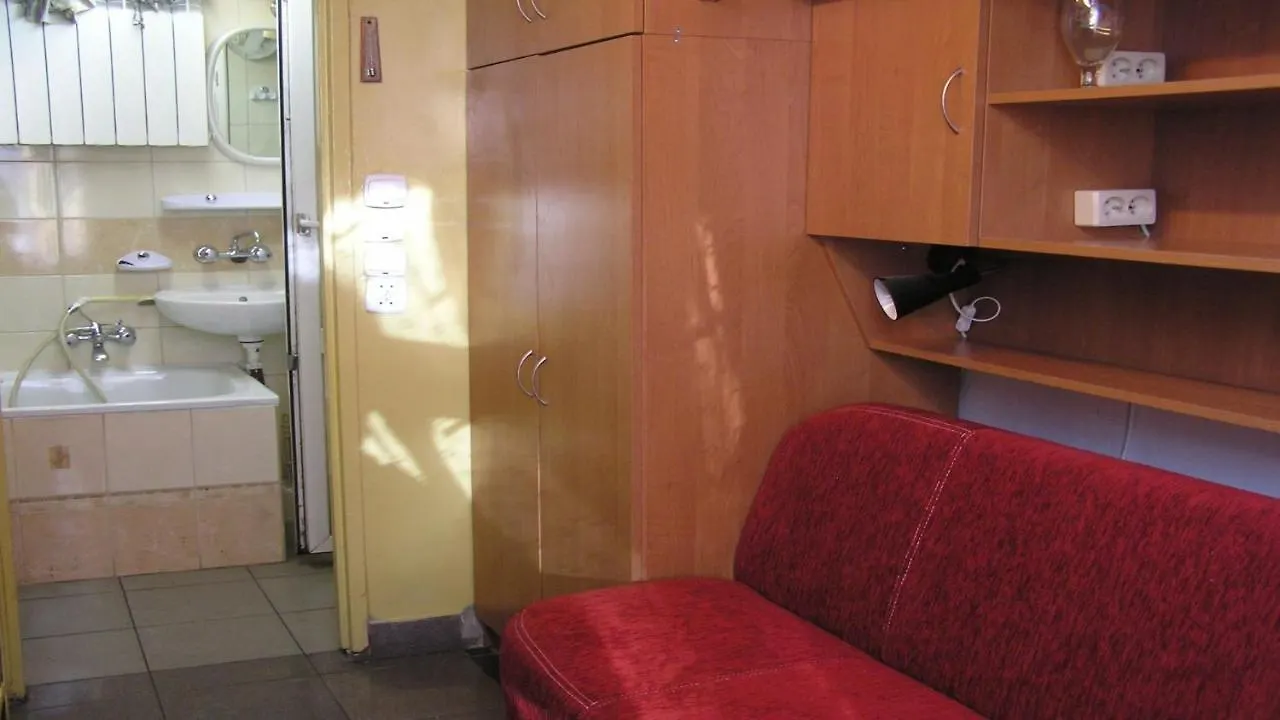 P4C Klimatyzacja Netflix Kawalerka Mala Halczyna 9-2 Centrum 5 Przystankow Parkowanie Bezplatne Krakow Apartment